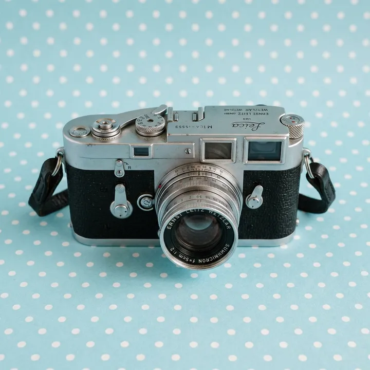 Vintage-Kamera vor pastellblauem Hintergrund